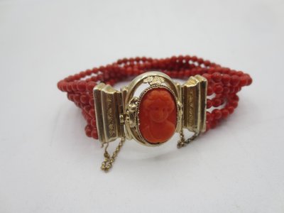 Bracciale in corallo e vermeil, XIX secolo.