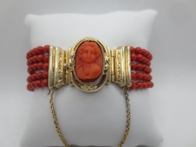 Bracciale in corallo e vermeil, XIX secolo.