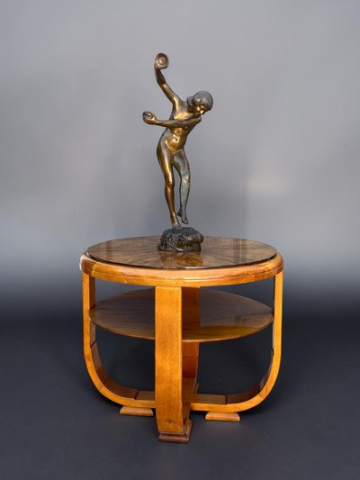 Runder Beistelltisch im Art-Deco-Stil aus gebranntem Nussbaumholz, ruhend auf 4 geschwungenen Beinen
