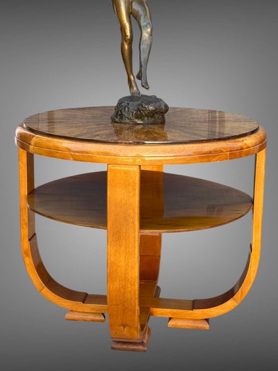 Runder Beistelltisch im Art-Deco-Stil aus gebranntem Nussbaumholz, ruhend auf 4 geschwungenen Beinen