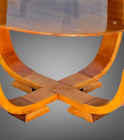 Runder Beistelltisch im Art-Deco-Stil aus gebranntem Nussbaumholz, ruhend auf 4 geschwungenen Beinen