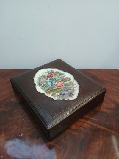 Coffret , cuir et textile.