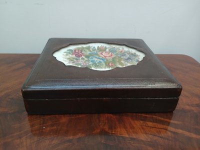 Coffret , cuir et textile.