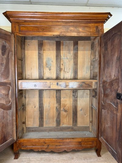 LXV CABINET (18TH CENTURY) IN SOLID WALNUT