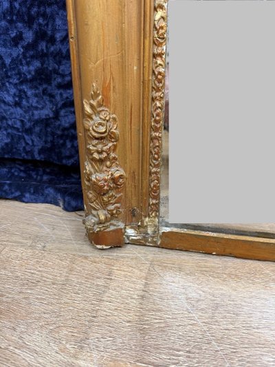 Specchio in legno e stucco dorato in stile Impero, circa 1810-1820.