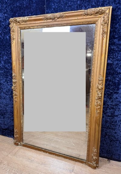 Specchio in legno e stucco dorato in stile Impero, circa 1810-1820.