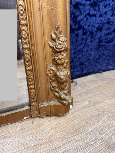 Specchio in legno e stucco dorato in stile Impero, circa 1810-1820.