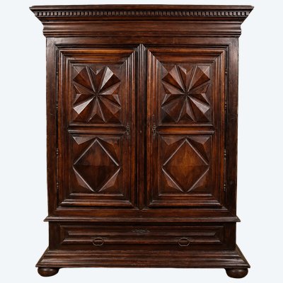Importante armoire bourguignonne d’époque Louis XIII, réalisée en noyer