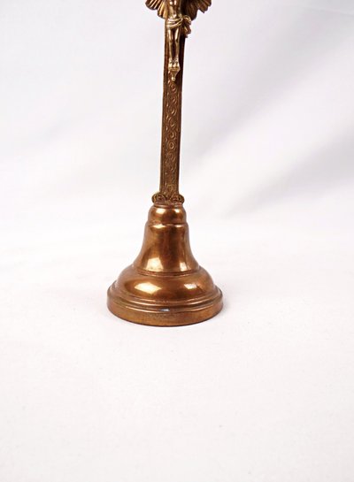 Crocifisso da altare in ottone dorato dei primi del XX secolo, su piedistallo.
