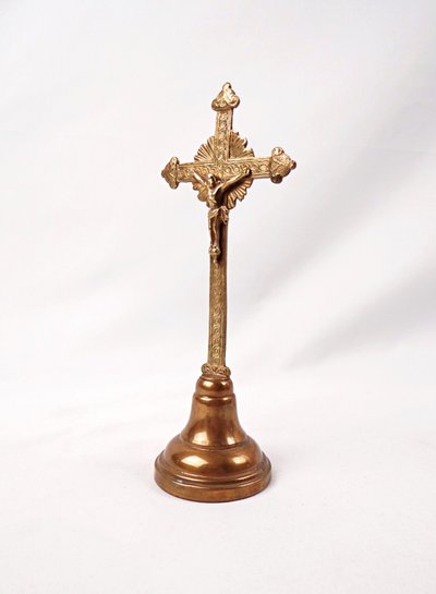 Crocifisso da altare in ottone dorato dei primi del XX secolo, su piedistallo.