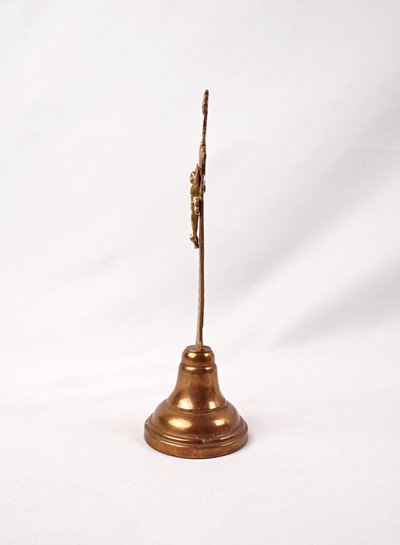 Crocifisso da altare in ottone dorato dei primi del XX secolo, su piedistallo.