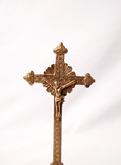 Crocifisso da altare in ottone dorato dei primi del XX secolo, su piedistallo.