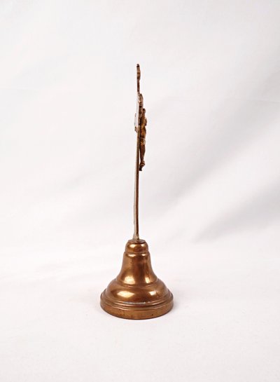 Crocifisso da altare in ottone dorato dei primi del XX secolo, su piedistallo.