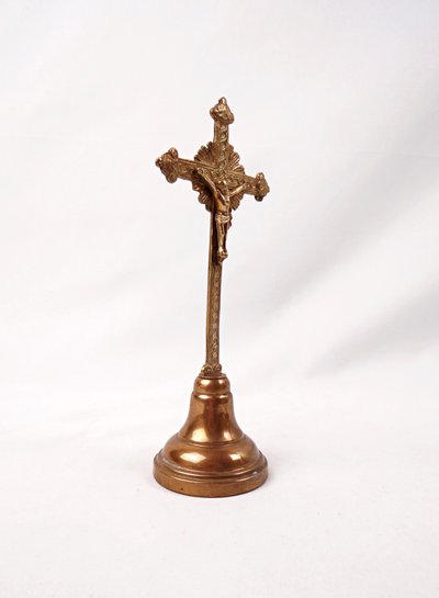 Crocifisso da altare in ottone dorato dei primi del XX secolo, su piedistallo.
