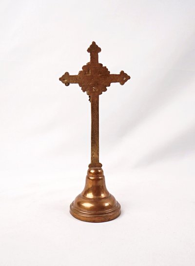Crocifisso da altare in ottone dorato dei primi del XX secolo, su piedistallo.