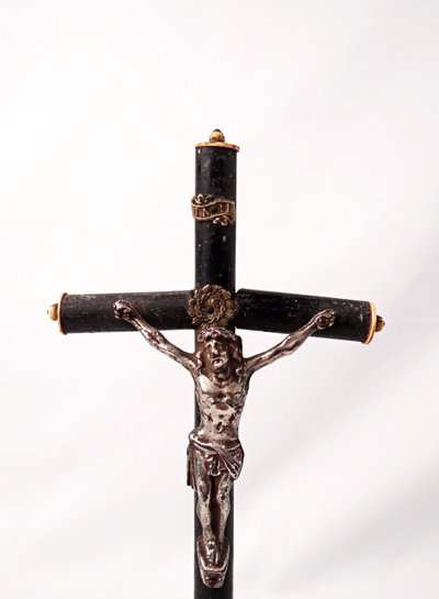 Crocifisso da tavolo INRI Memento Mori, periodo Napoleone III, fusione e legno tornito nero, epoca XIX secolo