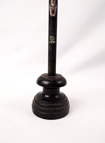 Crocifisso da tavolo INRI Memento Mori, periodo Napoleone III, fusione e legno tornito nero, epoca XIX secolo