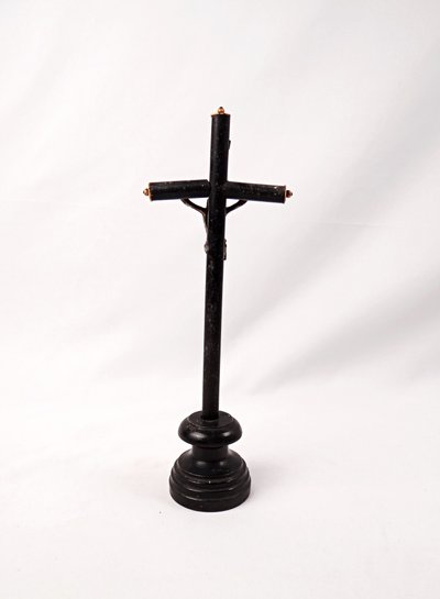 Crocifisso da tavolo INRI Memento Mori, periodo Napoleone III, fusione e legno tornito nero, epoca XIX secolo