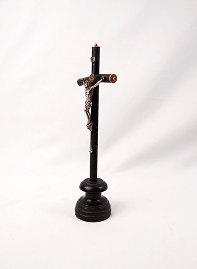 Crocifisso da tavolo INRI Memento Mori, periodo Napoleone III, fusione e legno tornito nero, epoca XIX secolo