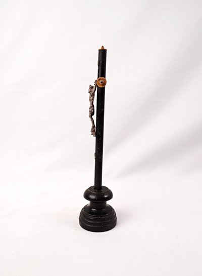 Crocifisso da tavolo INRI Memento Mori, periodo Napoleone III, fusione e legno tornito nero, epoca XIX secolo
