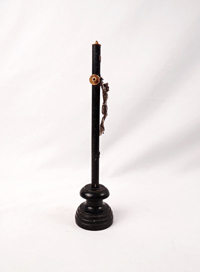 Crocifisso da tavolo INRI Memento Mori, periodo Napoleone III, fusione e legno tornito nero, epoca XIX secolo