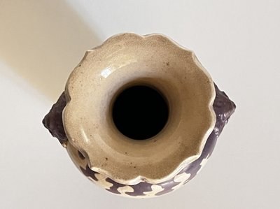 Keramikvase, gezackter Hals, wahrscheinlich Japan, spätes 19. oder frühes 20. Jahrhundert.
