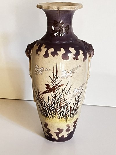 Keramikvase, gezackter Hals, wahrscheinlich Japan, spätes 19. oder frühes 20. Jahrhundert.