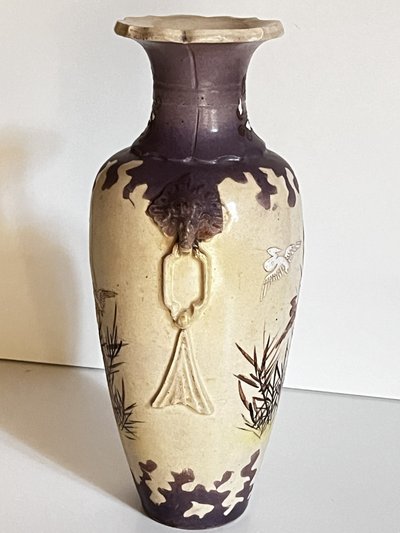 Keramikvase, gezackter Hals, wahrscheinlich Japan, spätes 19. oder frühes 20. Jahrhundert.