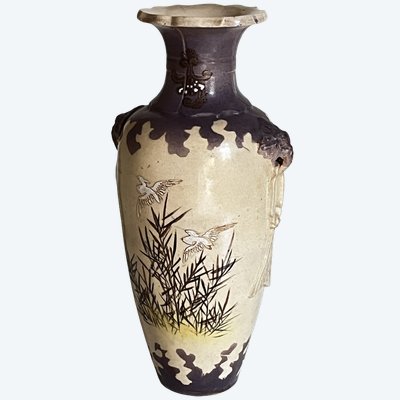 Keramikvase, gezackter Hals, wahrscheinlich Japan, spätes 19. oder frühes 20. Jahrhundert.