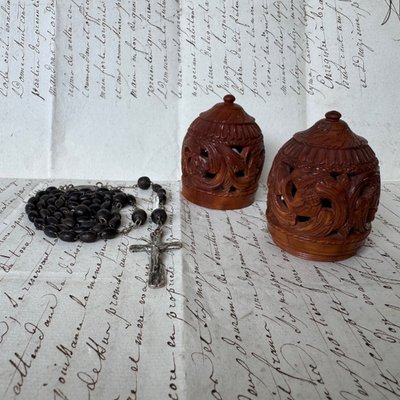 Œuf en corozo sculpté étui à chapelet XIXe