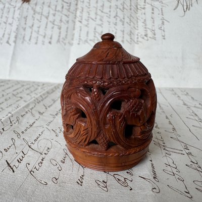 Œuf en corozo sculpté étui à chapelet XIXe