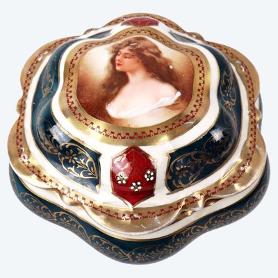 Bonbonnière en porcelaine signée Moritz Zdekauer Austria style Baroque début XXe