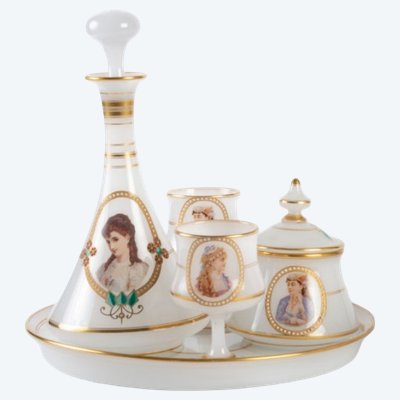 Service de nuit en opaline blanche à portraits féminins, époque Napoléon III, fin du XIXᵉ siècle