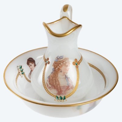 Aiguière et son bassin en opaline blanche à portraits féminins, époque Napoléon III