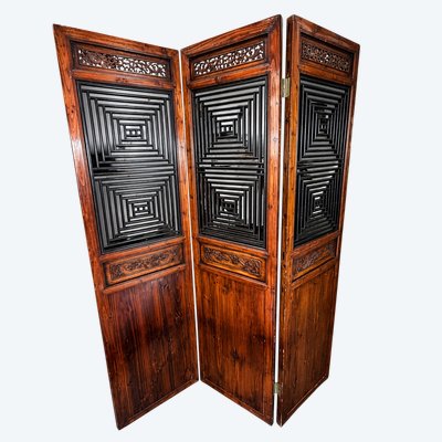 GRAND PARAVENT CHINOIS EN BOIS SCULPTÉ ET CLAUSTRA – CHINE, FIN XIXE – DÉBUT XXE SIÈCLE