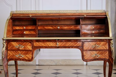 Scrivania con piano a rullo con logo Tuart e Boudin.