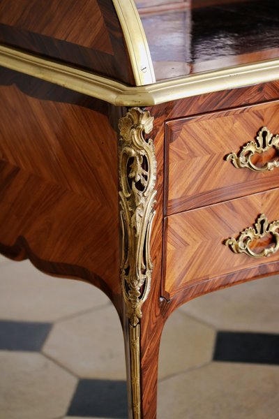 Scrivania con piano a rullo con logo Tuart e Boudin.