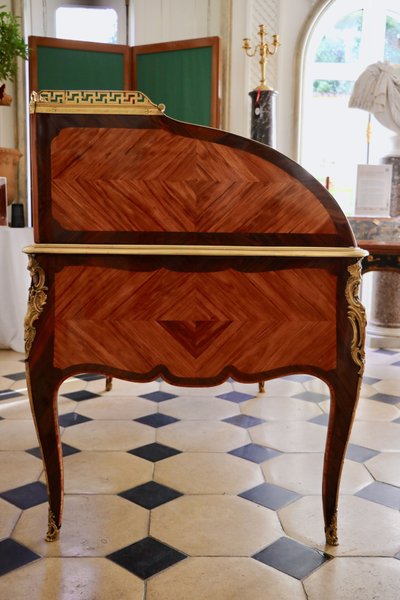Scrivania con piano a rullo con logo Tuart e Boudin.