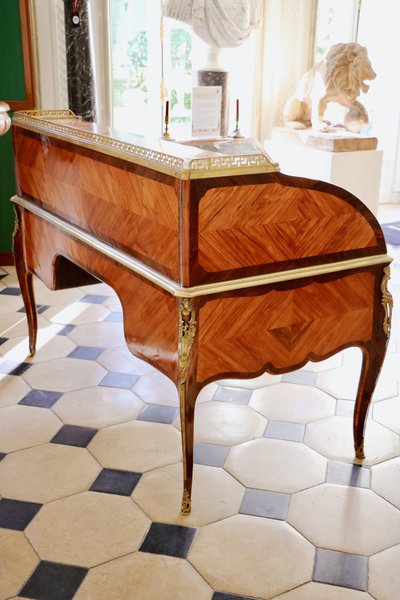 Scrivania con piano a rullo con logo Tuart e Boudin.