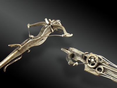 BOX CONTAINING TWO MINIATURE SILVER CROSSBARKS