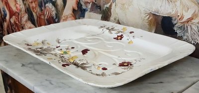 VERY LARGE RECTANGULAR PLATTER WITH SCALLOPED EDGES, IN FINE CREAM-GLAZED EARTHENWARE, SIGNED MINTON