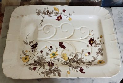VERY LARGE RECTANGULAR PLATTER WITH SCALLOPED EDGES, IN FINE CREAM-GLAZED EARTHENWARE, SIGNED MINTON