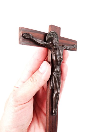 Crocifisso Art Déco in bronzo e mogano, firmato Hartmann, inizio XX secolo.
