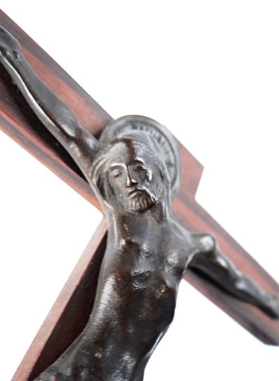 Crocifisso Art Déco in bronzo e mogano, firmato Hartmann, inizio XX secolo.