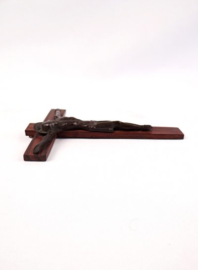 Crocifisso Art Déco in bronzo e mogano, firmato Hartmann, inizio XX secolo.