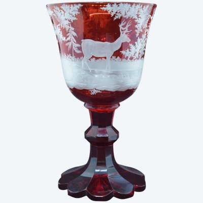 Böhmisches Glas mit Hirschmotiv. 19. Jahrhundert.