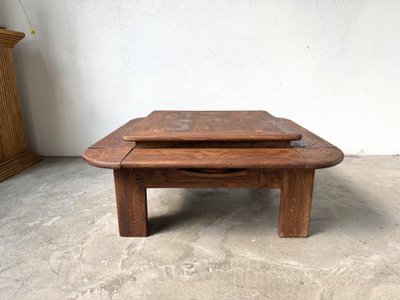 Couchtisch aus Massiveiche mit doppelter Ablage