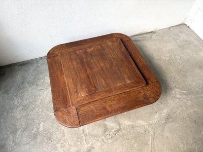 Couchtisch aus Massiveiche mit doppelter Ablage