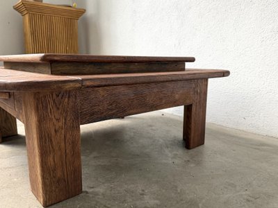 Couchtisch aus Massiveiche mit doppelter Ablage