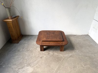 Couchtisch aus Massiveiche mit doppelter Ablage